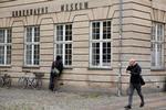 Flyttedag. Selv om Københavns Museum snart lukker, vil der stadig være lidt liv bag ruderne på Vesterbrogade 59. Indtil museet rykker ind i de nye lokaler i Stormgade i 2017, vil personalet nemlig bruge det gamle rigmandspalæ til kontor og opbevaring. Det er endnu ikke besluttet, hvad palæet skal bruges til, når Københavns Museum flytter ud. 