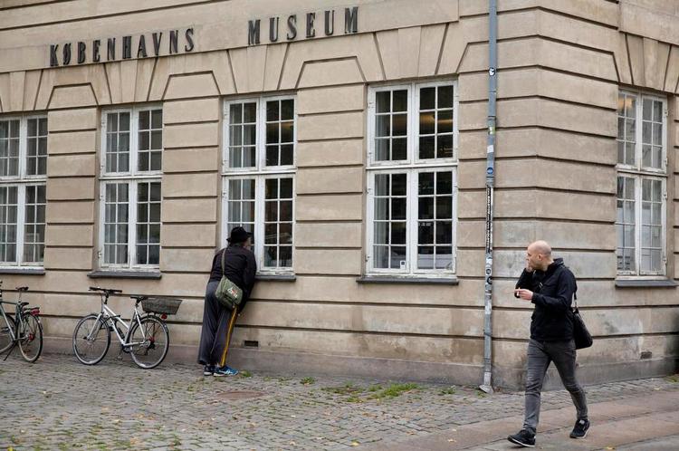 Flyttedag. Selv om Københavns Museum snart lukker, vil der stadig være lidt liv bag ruderne på Vesterbrogade 59. Indtil museet rykker ind i de nye lokaler i Stormgade i 2017, vil personalet nemlig bruge det gamle rigmandspalæ til kontor og opbevaring. Det er endnu ikke besluttet, hvad palæet skal bruges til, når Københavns Museum flytter ud. 