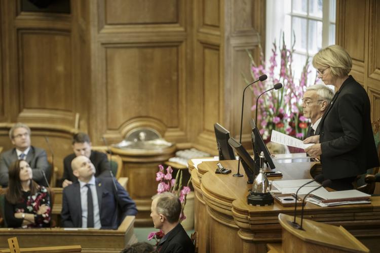 ÅBNINGSDEBAT. Som Folketingets formand er det Pia Kjærsgaard, der åbner den officielle åbningsdebat, hvor alle partier sender en spydspids til talerstolen, hvorefter de folkevalgte fra salen kan komme med kommentarer og spørgsmål. 
