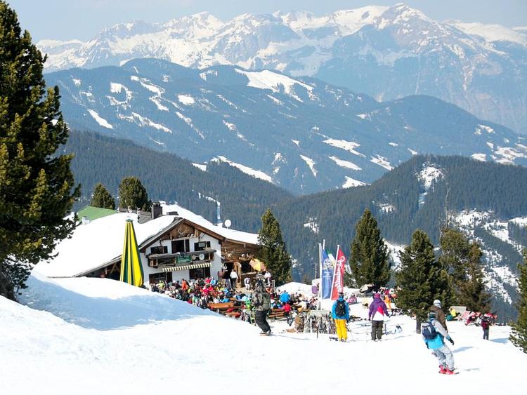 UDSIGT. En favoritskihytte ud af mange i Østrig er Kaltenbacher Skihütte, som ligger i Hochzillertal-Kaltenbacher skiområdet i Zillertal. 