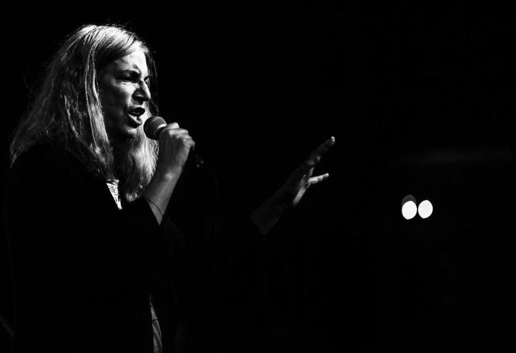 Poeten. På scenen smelter Poeten of Profeten sammen i rocksangeren Patti Smith. I rollen som forfatter har Patti Smith nu fundet en stemme, der er hendes helt egen og ikke tilhører fortidens digtere. 