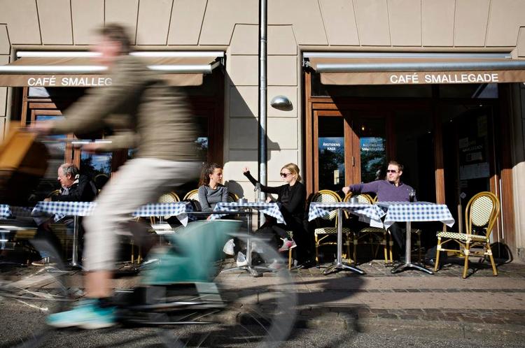 mormormad. Der er intet smart over maden på Café Smallegade, til gengæld bliver man pænt mæt af to stykker smørrebrød for 139 kroner. 