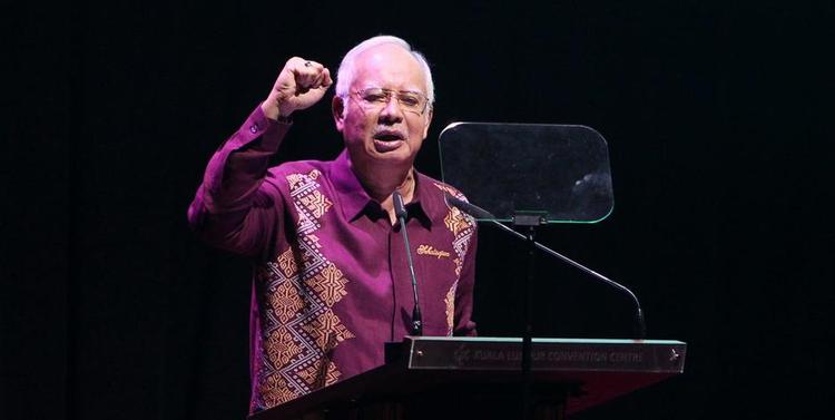 skandale-plaget. Najib Razak har ifølge Wall Street Journal skrabet 4,6 milliarder kroner til sig fra en gældsplaget statslig fond. Myndighederne afviser, at der er misbrugt offentlige midler, men sagen har fået presset på ham til at vokse. 