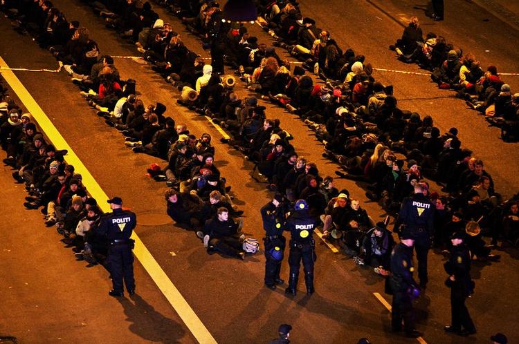 FUTTOG: Et futtog er, når en gruppe  mennesker sidder mellem hinandens ben, ofte bagbundet, under en tilbageholdelse. 