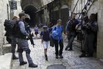 BEVOGTNING. Israelske soldater på patrulje i Jerusalems gamle bydel. Byen er plaget af en række voldelige angreb, der nu får borgmesteren til at råde beboerne til at tage våben med sig, når de går ud. 