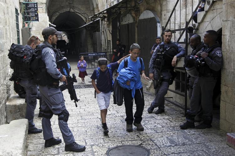 BEVOGTNING. Israelske soldater på patrulje i Jerusalems gamle bydel. Byen er plaget af en række voldelige angreb, der nu får borgmesteren til at råde beboerne til at tage våben med sig, når de går ud. 
