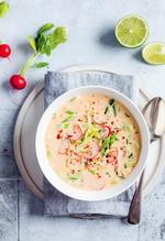 Mættende. Thaisuppen er en mild og let suppe. Vil du gerne have en mere fyldig og mættende suppe, kan du tilsætte f.eks. nudler, rejser, torsk eller flere grøntsager. 