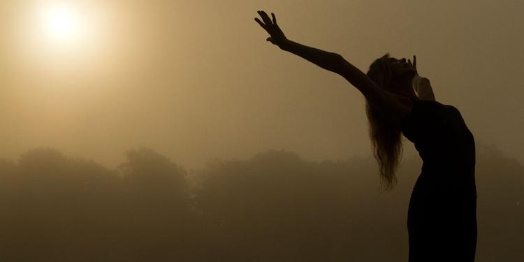 Ro. Træk vejret dybt. Fordybelse. En række steder i USA har specialiseret sig som 'silent retreats' som her, hvor der dyrkes yoga i solopgangen på Omega Institute i  New York state. 