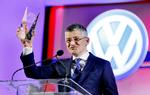 nedtur. 2015 begyndte så godt for Volkswagen, da koncernens direktør i USA, Michael Horn, i januar  modtog prisen for Årets Bil i Nordamerika. I september brast boblen, da dieselskandalen brød ud. 