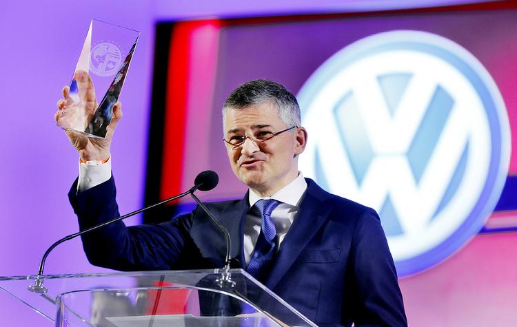 nedtur. 2015 begyndte så godt for Volkswagen, da koncernens direktør i USA, Michael Horn, i januar  modtog prisen for Årets Bil i Nordamerika. I september brast boblen, da dieselskandalen brød ud. 