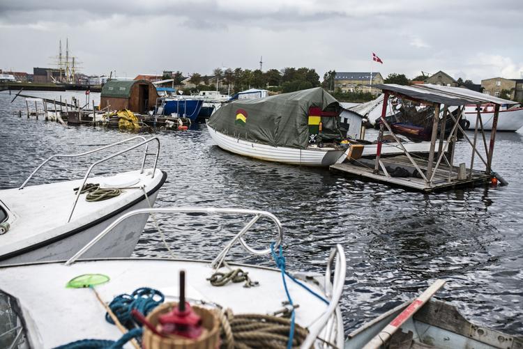 POLITIANMELDT. Den såkaldte Fredens Havn ved Christiania skal efter Kystdirektoratets vurdering idømmes tvangsbøder, indtil anlæggene og bådene er fjernet. 