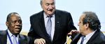 Magtafsløsning.  Issa Hayatou (tv) står til at få overdraget ansvaret for Fifa, mens siddende præsident Blatter og kandidaten Platini (th) er sendt i skammekrogen. 