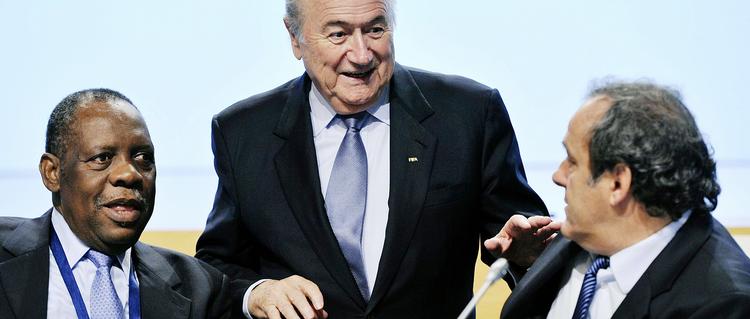 Magtafsløsning.  Issa Hayatou (tv) står til at få overdraget ansvaret for Fifa, mens siddende præsident Blatter og kandidaten Platini (th) er sendt i skammekrogen. 