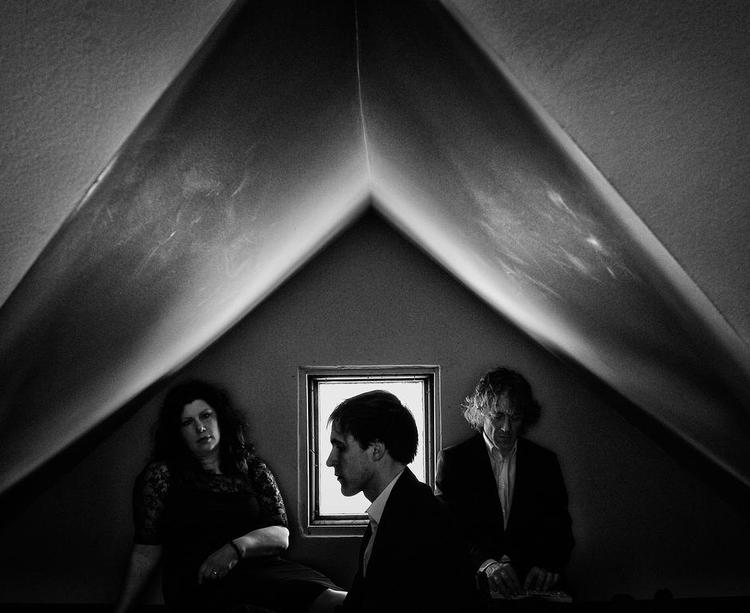 følsom. Ægteparret Mimi Parker (trommer og vokal) og Alan Sparhawk (guitar og vokal) udgør sammen med bassisten Steve Garrington det følsomt eksperimenterende rockband Low. 