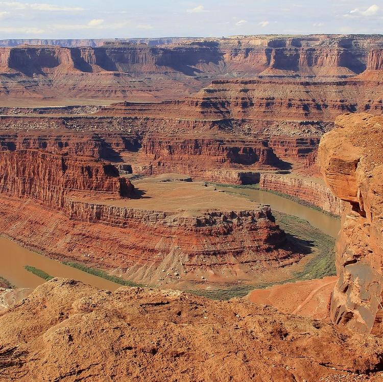 Eventyr. Coloradofloden set fra Dead Horse Point, det sted hvor Thelma og Louise kørte ud over klipperne i filmen af samme navn. 