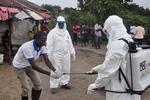 Ebola. Kampen mod ebola har stået på i mange måneder. Her sundhedsarbejdere i juni måned 2015, der i Liberia vasker sig efter at have håndteret liget af en ung dreng. 