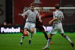 Fokus. Nicklas Bendtner presses af Portugals Ricardo Carvalho. 
