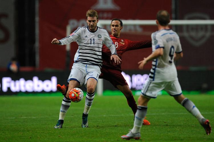 Fokus. Nicklas Bendtner presses af Portugals Ricardo Carvalho. 