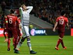 chancerigt. Nicklas Bendtner ærgrer sig efter en af de chancer, den danske angriber fik i opgøret i Portugal. Danskerne forsvarede sig flot i størstedelen af kampen, men måtte indkassere et sent portugisisk mål. 