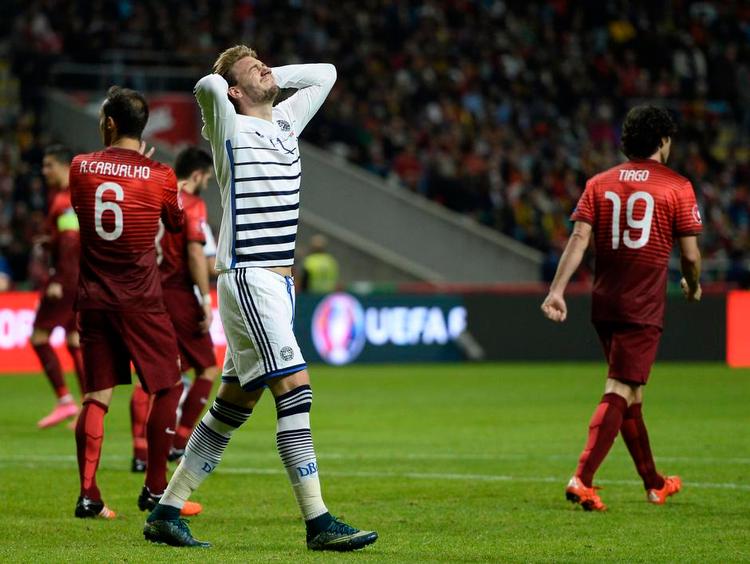 chancerigt. Nicklas Bendtner ærgrer sig efter en af de chancer, den danske angriber fik i opgøret i Portugal. Danskerne forsvarede sig flot i størstedelen af kampen, men måtte indkassere et sent portugisisk mål. 