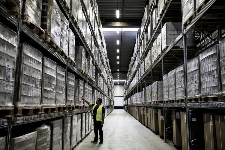 stort. DSV er en stor transport- og logistikvirksomhed, som foruden en flåde af lastbiler råder over blandt andet dette kææmpe lager for medicin i Roskilde. 