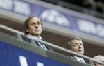 Suspenderet. Platini (tv) må ikke beskæftige sig med fodbold de kommende 89 dage. Niersbach (th) og det tyske forbund er ikke trygge ved situationen. 