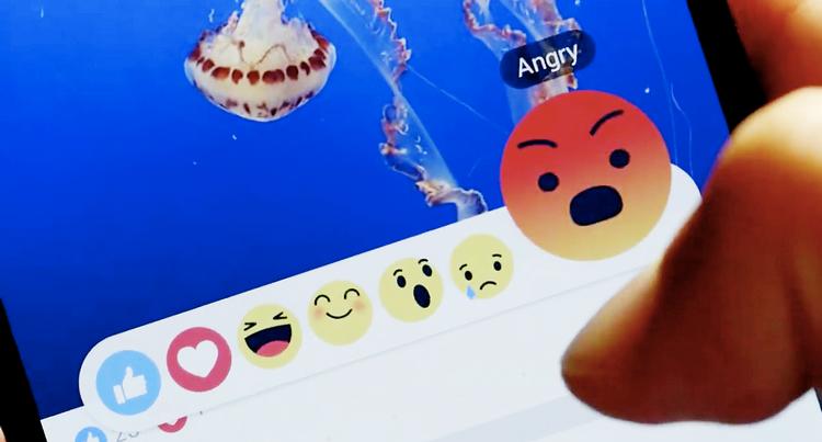 //Billedtekst:REAKTION. Seks nye emojier skal sammen med den gode, gamle tommelfinger give Facebook-brugerne større variation, når de gerne vil give deres emotionelle holdning til kende. 