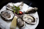 Kombination. Den franske restaurant Tire Bouchon serverer de to delikateser, absinth og østers, under Oyster Trophy Week. 
