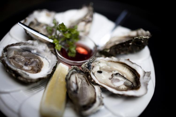 Kombination. Den franske restaurant Tire Bouchon serverer de to delikateser, absinth og østers, under Oyster Trophy Week. 