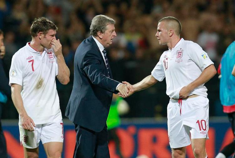 rekordjagt. Englands landstræner, Roy Hodgson (midt), er vant til at blive skældt ud af pressen, men en flot stime har givet englænderen arbejdsro. 