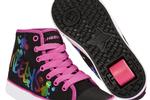 Rullesko. Heelys er dillen, der ikke ville dø. Rulleskolen blev opfundet af amerikaneren Roger Adams i 1999. Han kombinerede en almindelig sko med hjul, hvor man så kan køre rundt på hælene. Hjulene kan af- og påmonteres, så man også kan gå almindeligt. Pris 500-650 kroner hos Mills. 