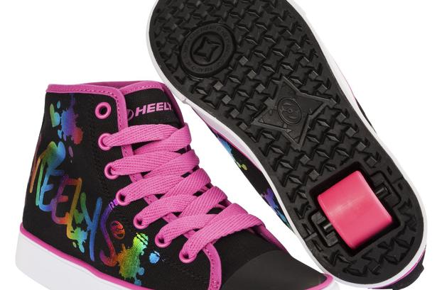 Rullesko. Heelys er dillen, der ikke ville dø. Rulleskolen blev opfundet af amerikaneren Roger Adams i 1999. Han kombinerede en almindelig sko med hjul, hvor man så kan køre rundt på hælene. Hjulene kan af- og påmonteres, så man også kan gå almindeligt. Pris 500-650 kroner hos Mills. 