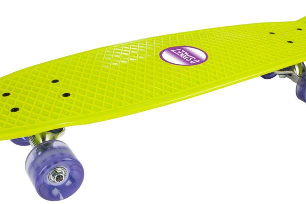 Pennyboard. D-street er billig version af det oprindelige australske Pennyboard, som er et kort skatebord (55 cm), lavet i plastik og med gummihjul. Det er let at køre på, og hurtigt at gemme af vejen. Dette board er i neonfarver med lys i hjulene, men selv om det ligner legetøj, er det et rigtigt board. Pris 499 kroner hos Mills.dk. 
