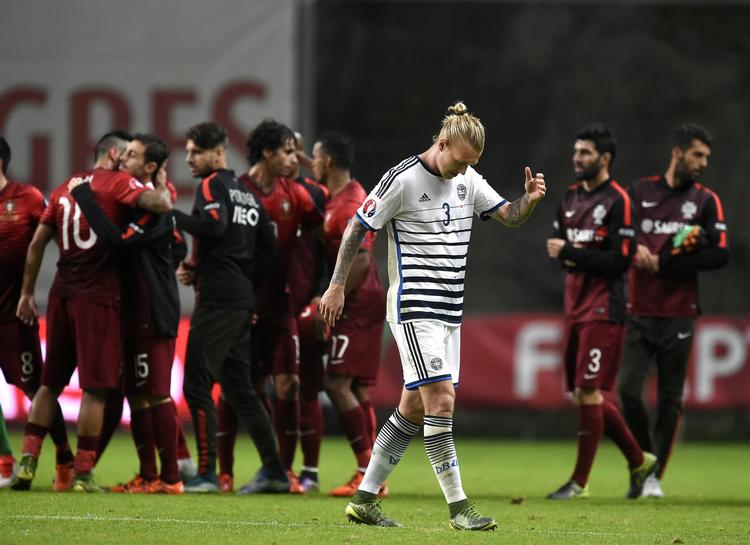 SLAGEN. Simon Kjær og det danske landshold har haft en svær kvalifikationsturnering, og skal efter nederlaget til Portugal nu håbe på hjælp fra Armenien, hvis Danmark skal kvalificere sig direkte til EM i Frankrig næste sommer. 