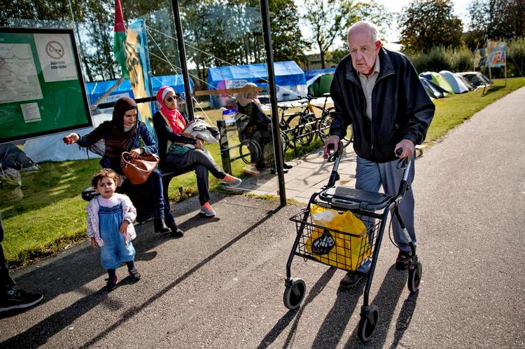 indfødt. Jan Månsson har boet hele sit liv i Jägersro. To gange om ugen trisser han over til centret og kommer forbi Migrationsverket og sultestrejkende palæstinensere. Ingen generer ham. Han tror bare ikke, at det er godt for Sverige. Teltene er nu fjernet. Det endte med ballade mellem politi og palæstinensere. 