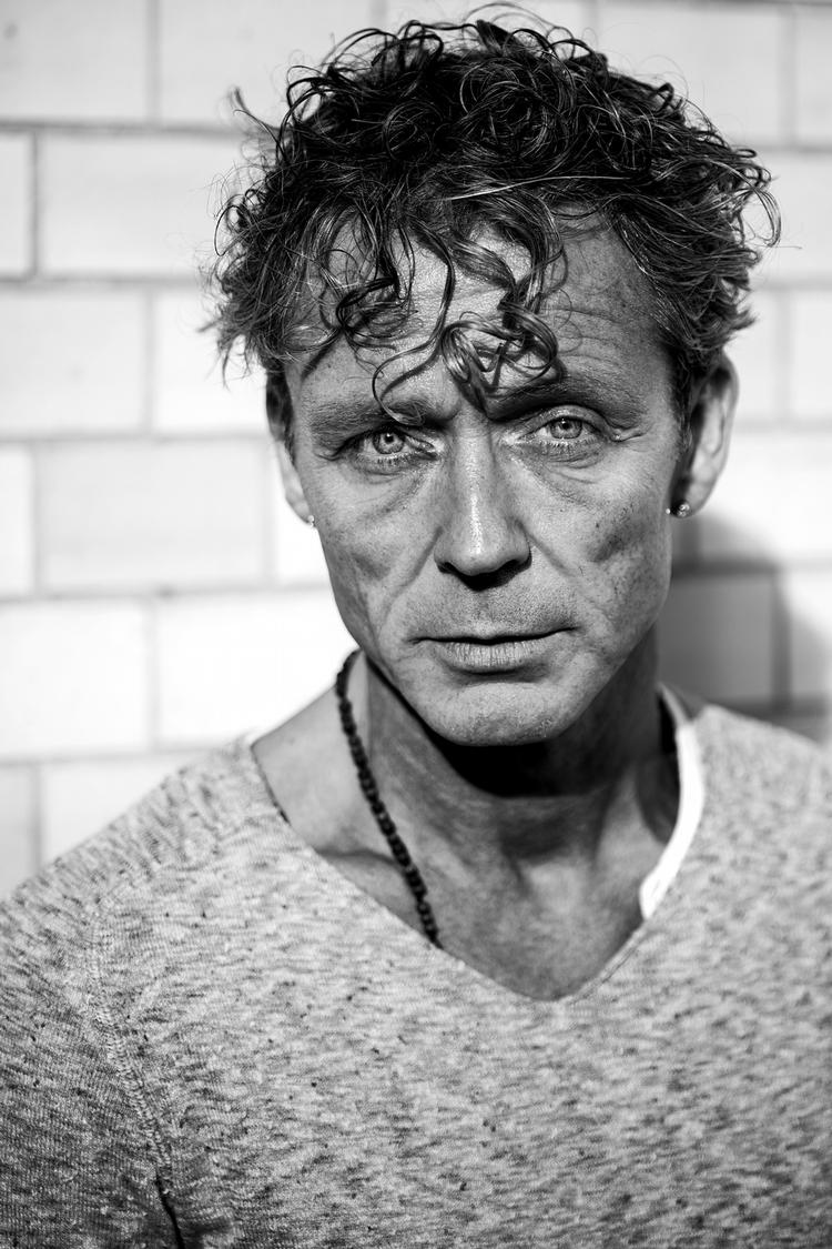 Pop-ikon. De to nye bøger om den snart 51-årige Thomas Helmig styrker billedet af parret Thomas &amp; Renée -  der endda gik fra hinanden et halvt års tid og nu er rebounded -  som gode repræsentanter for den nye, udvidede danske kernefamilie med farmand som libero. (arkivfoto) 