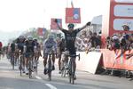 AFGØRELSEN. Italieneren Elia Viviani henviser verdensmesteren Peter Sagan til andenpladsen på 2. etape i Abu Dhabi Tour. Foto: Ansa/Carconi-Peri 