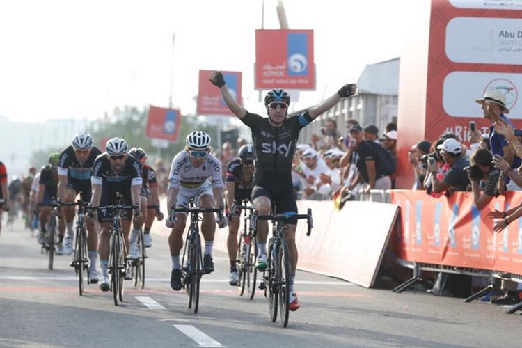AFGØRELSEN. Italieneren Elia Viviani henviser verdensmesteren Peter Sagan til andenpladsen på 2. etape i Abu Dhabi Tour. Foto: Ansa/Carconi-Peri 