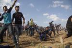 UROLIGHEDER. Palæstinensere i Gaza angriber grænsehegnet ind til Israel. 