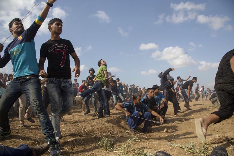 UROLIGHEDER. Palæstinensere i Gaza angriber grænsehegnet ind til Israel. 