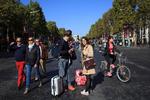 Bilfrit. Søndag 27 septemebr havde dele af Paris bilfri dag. Her var der plads til fodgængere på den normalt så travle avenue Champs Elysees. 