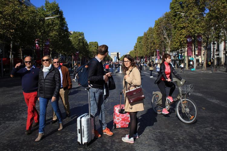 Bilfrit. Søndag 27 septemebr havde dele af Paris bilfri dag. Her var der plads til fodgængere på den normalt så travle avenue Champs Elysees. 