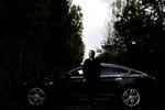 Særsyn. Allerede nu er elbiler som Lars Werges Tesla i undertal på de danske veje, og ifølge en række bilforhandlere vil de nye afgifter på elbiler føre til et mindre salg i fremtiden. 