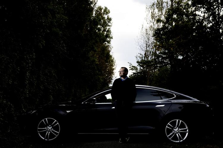 Særsyn. Allerede nu er elbiler som Lars Werges Tesla i undertal på de danske veje, og ifølge en række bilforhandlere vil de nye afgifter på elbiler føre til et mindre salg i fremtiden. 
