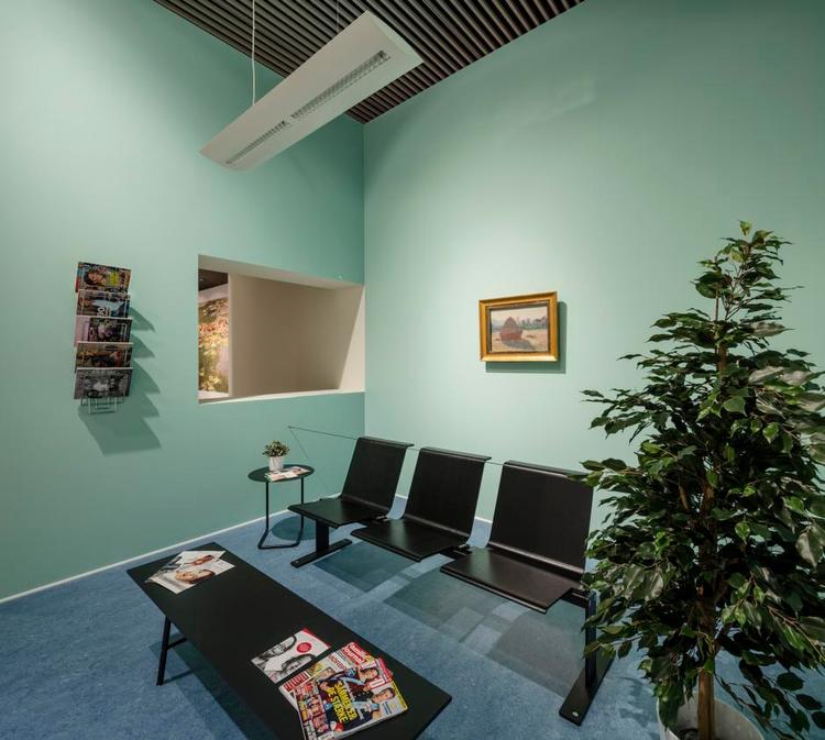 Stoleleg. En ægte Monet hænger på væggen i et kunstigt venteværelse på ARoS, i en af de mange teatralske scenografier, man kan indgå i på udstillingen. Foto: Aros (PR) 