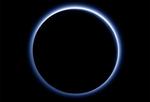 BLÅLIG. Nasasonde fanger det blå skær omkring Pluto. 