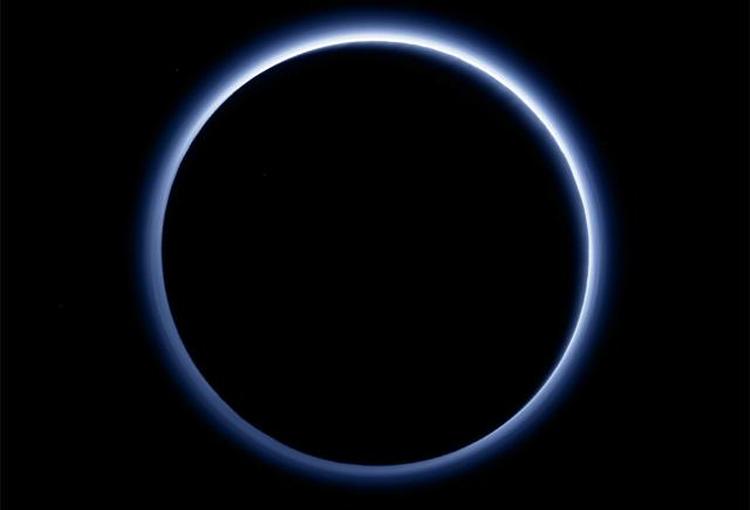 BLÅLIG. Nasasonde fanger det blå skær omkring Pluto. 