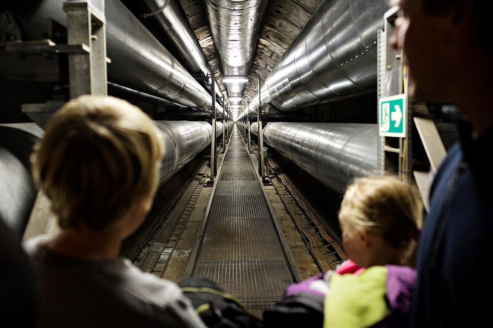 Københavns dybeste hul ligger 40 meter under Adelgade i Indre By, hvor varmen fra byen fjernvarmerør hæver temperaturen til omkring 40 grader. 