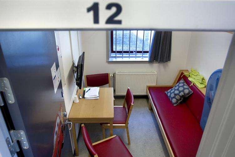 BELÆGNING. Efter flere års kamp for at finde plads nok i fængslerne letter presset: Den samlede strafmængde falder. 