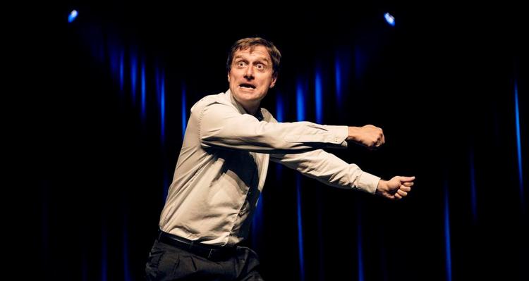 Djøfismer. Per Helge Sørensen rammer Djøf-leden og -lingoen præcist og hylende sjovt i sin opfølger til 'DJØF med løg(n)' fra forrige år. 